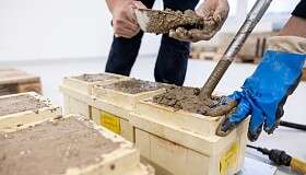 Zement, einer der Hauptbestandteile von Beton, ist für etwa 8 % der weltweiten CO₂-Emissionen verantwortlich